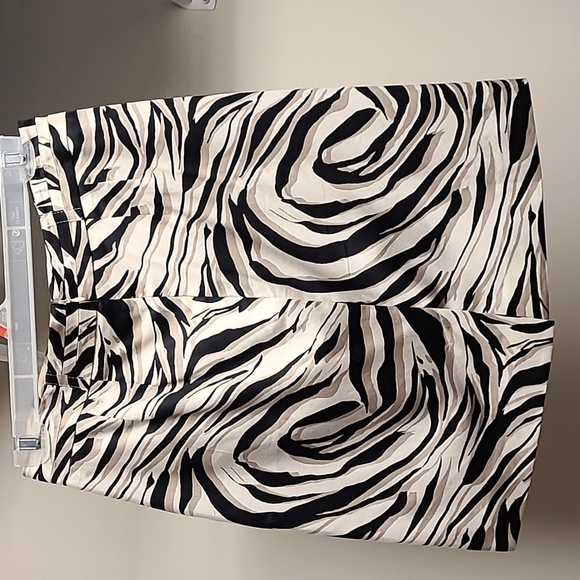 Ann Taylor LOFT Animal Print Skirt. Size 2P (Fits like 0) - Picture 2 of 6